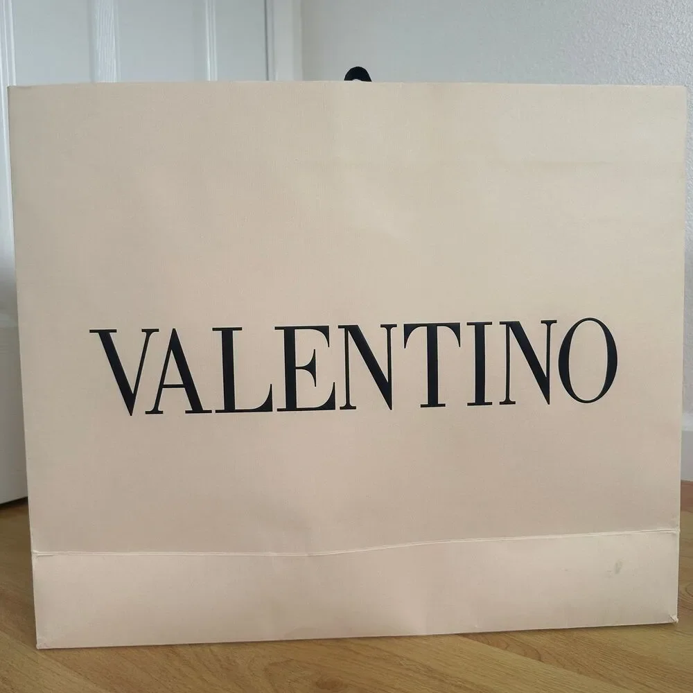 Valentino paper shopping